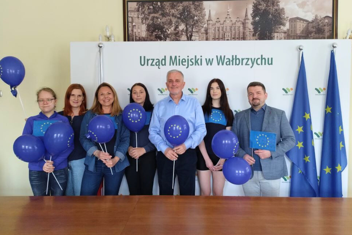 Uczestnicy Rady Młodzieży oraz podopieczni wałbrzyskiego HP podczas wizyty w Urzędzie Miejskim w Wałbrzychu 