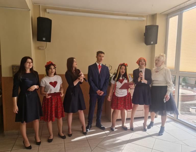 Wizyta młodzieży OSiW OHP w Ząbkowicach Śl. w Dziennym Domu „Senior Plus” z okazji Ogólnopolskiego Dnia Seniora