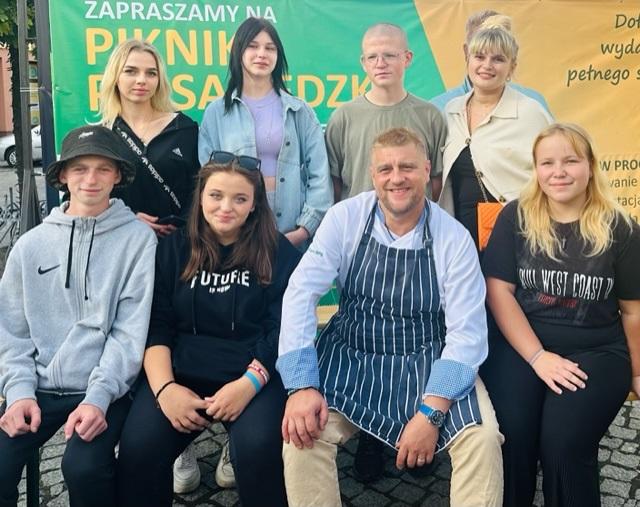 Młodzież OSiW OHP w Ząbkowicach Śląskich podczas spotkania z Panem Tomaszem Jakubiakiem – polskim kucharzem oraz autorem książek kucharskich.