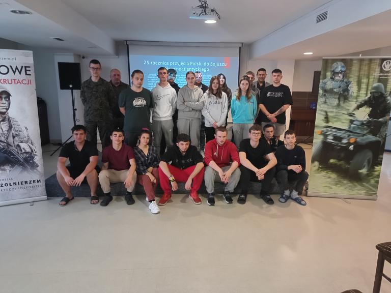 Spotkanie Młodzieży Ośrodka Szkolenia i Wychowania Zielona Góra z Żołnierzami: Celebracja 25-lecia Wstąpienia Polski do NATO