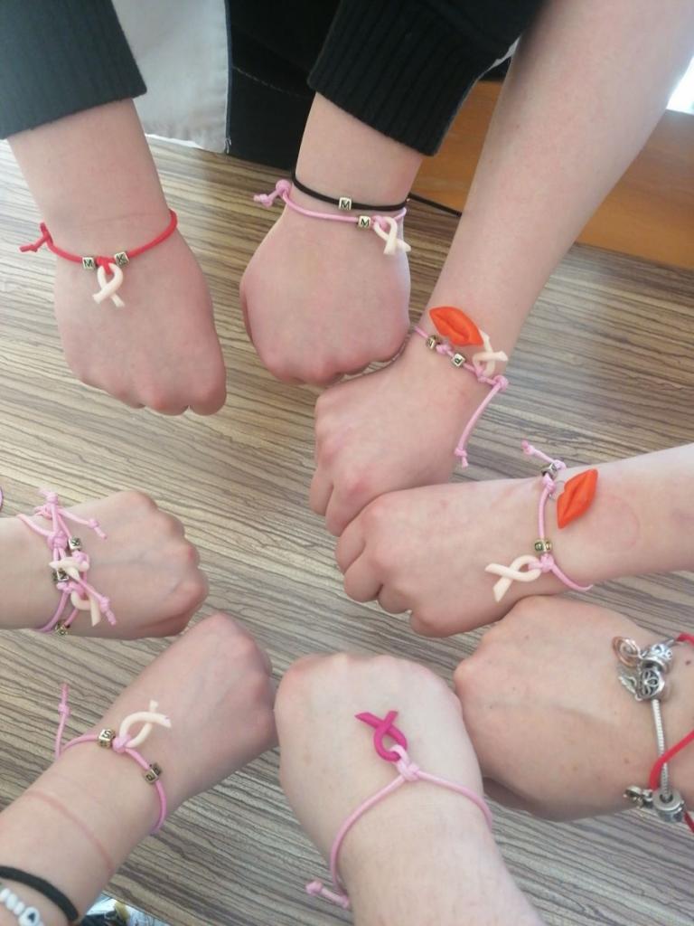 Dzień Kobiet w Przemkowskim Hufcu- tworzymy bransoletki symbolizujące walkę z rakiem
