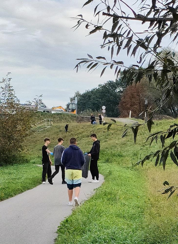 „Sprzątanie Świata” w niepołomickim Hufcu Pracy 