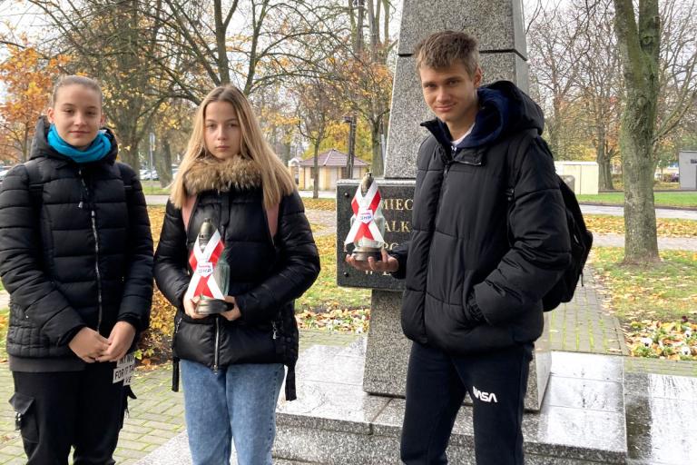Łomża: Zapalali znicze z okazji Narodowego Święta Niepodległości