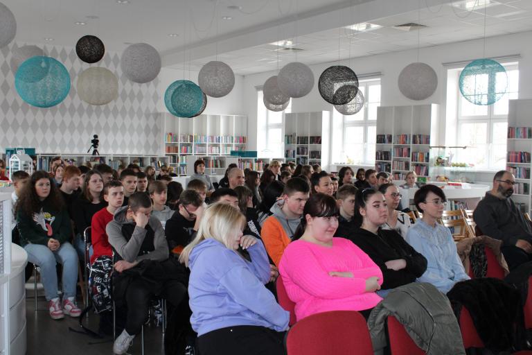 Spotkanie uczestników wolsztyńskiego Hufca Pracy z autorami publikacji „Stefan Melak Strażnik Pamięci Katynia”