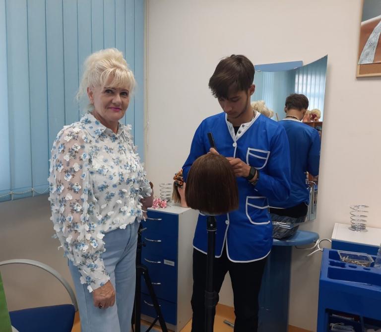 Egzamin zawodowy ósmoklasistów w zawodzie krawiec i fryzjer w OSiW OHP w Ząbkowicach Śląskich