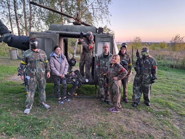 Udział młodzieży w grze terenowej „Paintball”