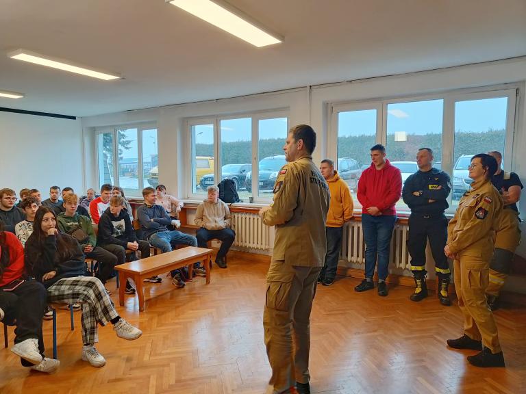 Bezpieczne ferie – wizyta strażaków w Hufcu Pracy w Wolsztynie 