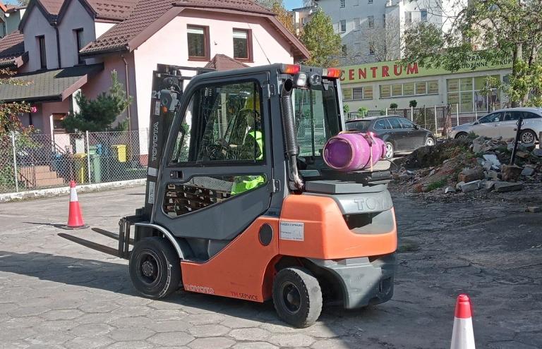  Egzamin kursu na kierowcę wózków jezdniowych z napędem silnikowym IIWJO – bezpieczna wymiana butli gazowej MCK OHP Oleśnica