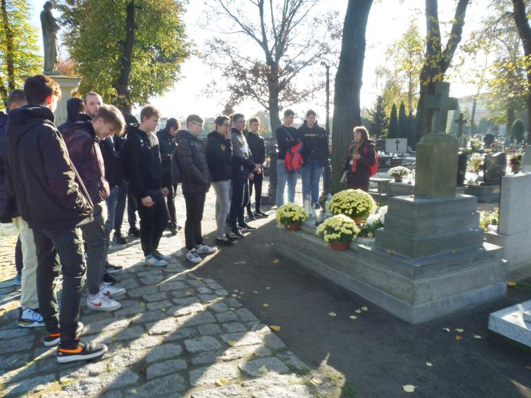 Lekcja historii na ostrowskim cmentarzu
