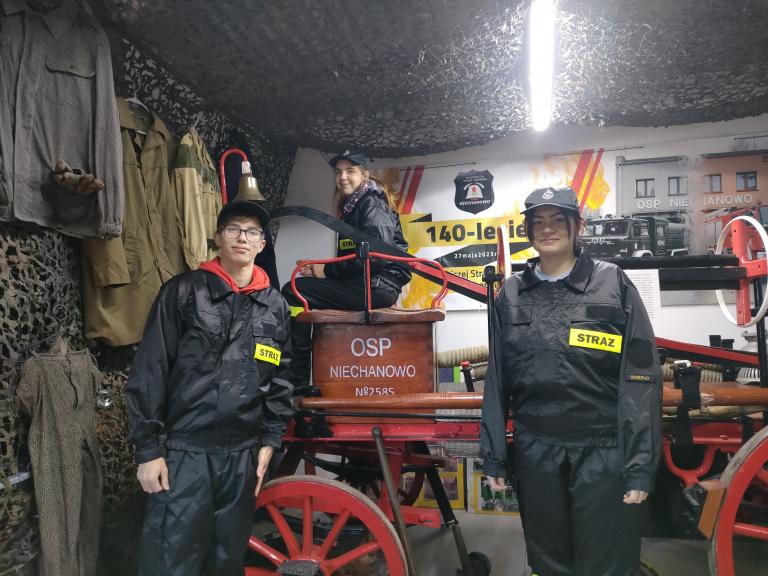 Wizyta młodych strażaków z Ośrodka Szkolenia i Wychowania w Niechanowie w jednostce OSP 