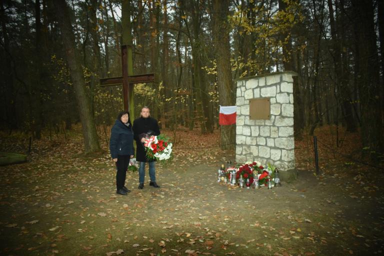 Zastępca Wielkopolskiego Wojewódzkiego Komendanta OHP oddaje hołd ofiarom zbrodni w lasach palędzko-zakrzewskich