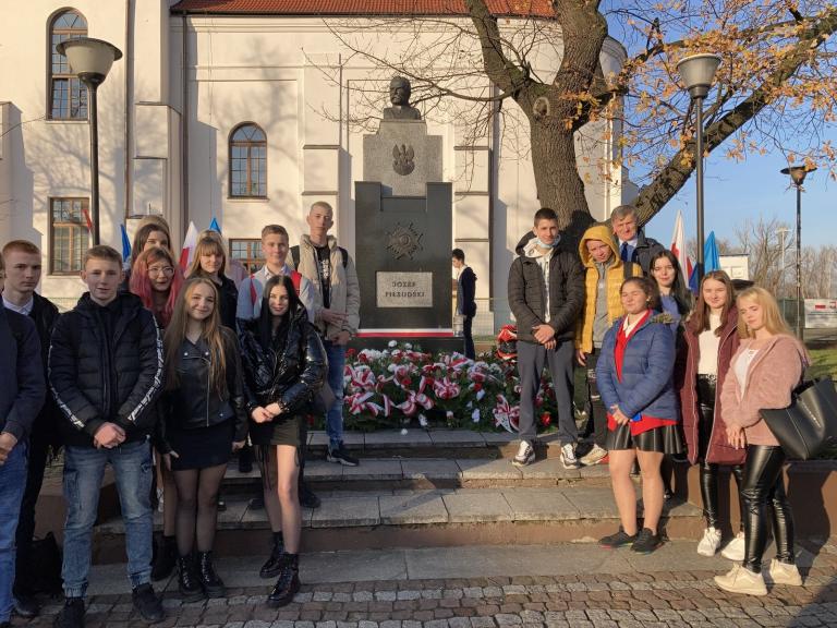 103 lata Niepodległej Polski -  uczestnicy OHP z terenu województwa łódzkiego uczcili pamięć poległych