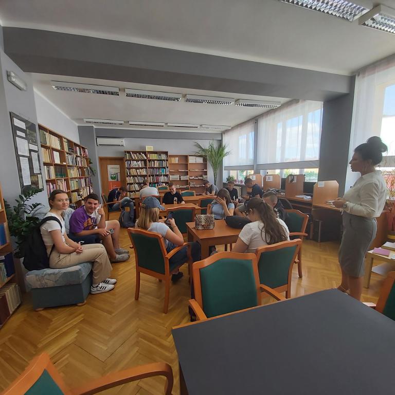 Uczestnicy 15-5 Hufca Pracy w ostrzeszowskiej bibliotece