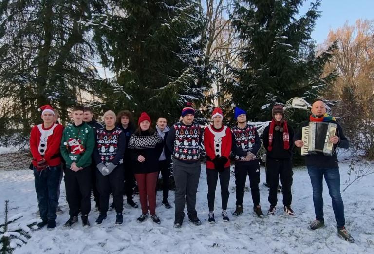 Uczestnicy z Ośrodka Szkolenia i Wychowania w Próchnowie życzą Wesołych Świąt