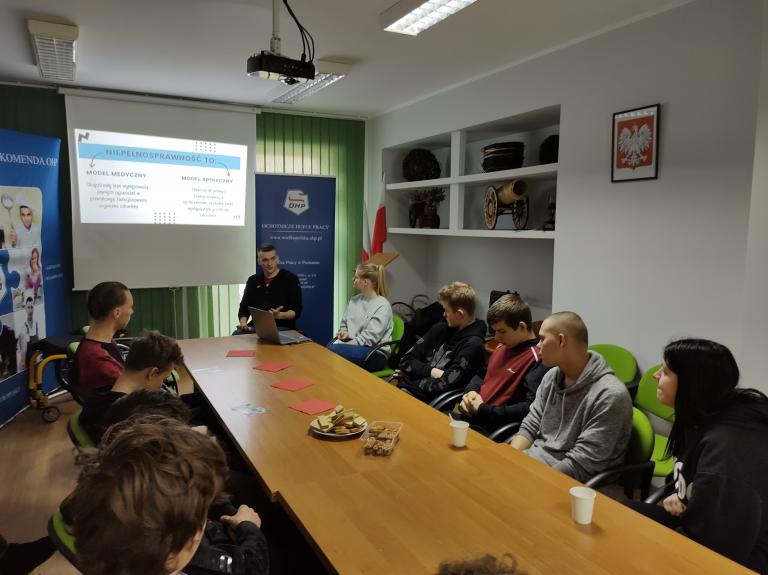 Uczestnicy z poznańskiego Hufca Pracy uczą się pomagać osobom z niepełnosprawnościami