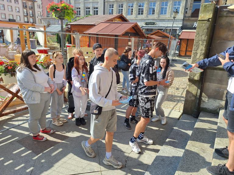 Uczestnicy Ośrodka Szkolenia i Wychowania w Niechanowie na wycieczce we Wrocławiu