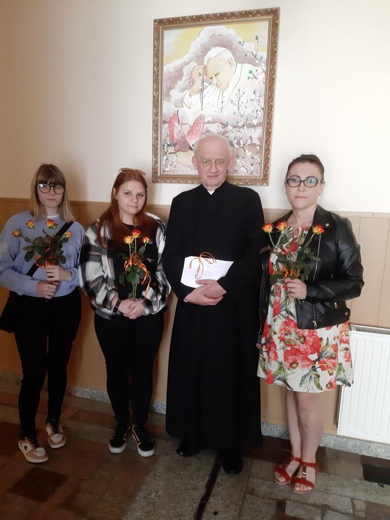 Uczestnicy Hufca Pracy z Polkowic świętują urodziny św. Jana Pawła II