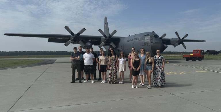 Wizyta studyjna uczestników i absolwentów Hufca Pracy w Słupcy w Jednostce Wojskowej 33. Bazy Lotnictwa Transportowego w Powidzu