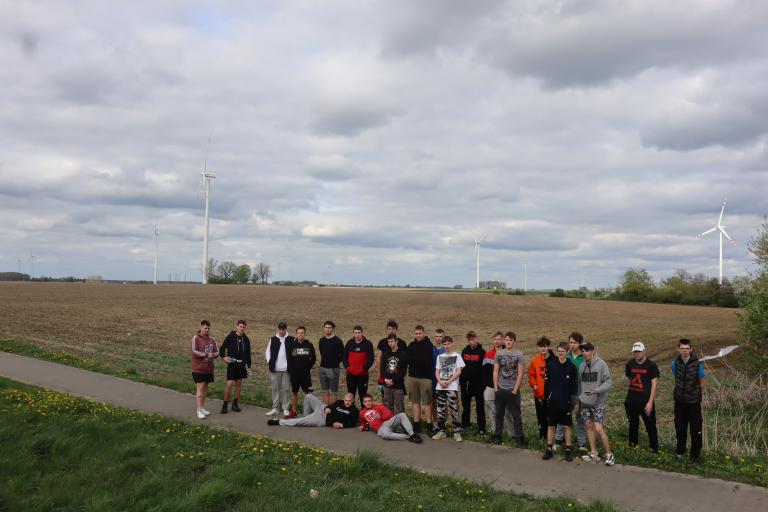  Uczestnicy Ośrodka Szkolenia i Wychowania w Próchnowie na farmie wiatrowej