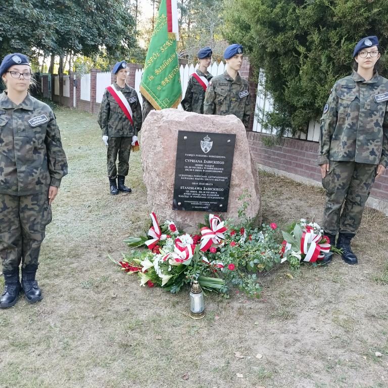 Uroczyste odsłonięcie tablicy pamiątkowej upamiętniające braci Cypriana i Stanisława Żabickich