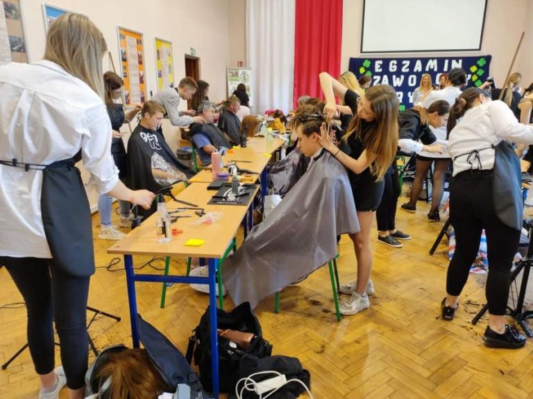 Egzamin zawodowy uczestników Hufca Pracy z Ziębic w zawodzie fryzjer 