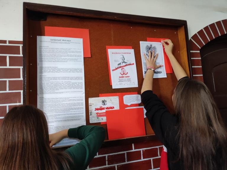 Gazetka o powstaniu „Solidarności Walczącej” wykonana w Hufcu Pracy 16-6 w Wałczu