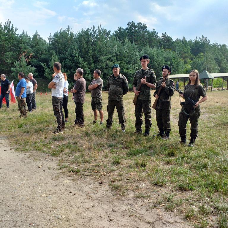 Młodzież koła strzeleckiego 13-3 Hufca Pracy w Kielcach  na strzelnicy Ligi Obrony Kraju