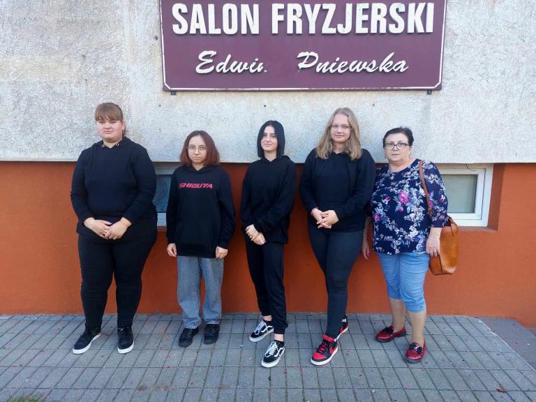Wizyta studyjna w salonie fryzjerskim z Młodzieżowym Centrum Kariery we Wrześni oddział w Kłecku