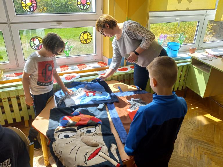 Dzieci z przedszkola w Koninie poznają zawód krawiec
