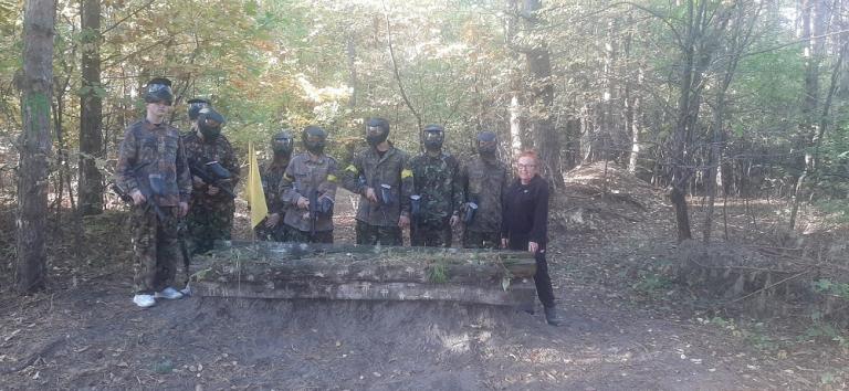 Młodzież z Ośrodka Szkolenia i Wychowania w Trzebini poznaje walory gry w paintball