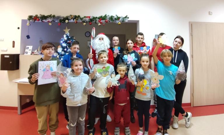 Świąteczna wizyta wolontariuszy z Mysłakowic w Centrum Medycznym „Zarzecze” w Karpaczu
