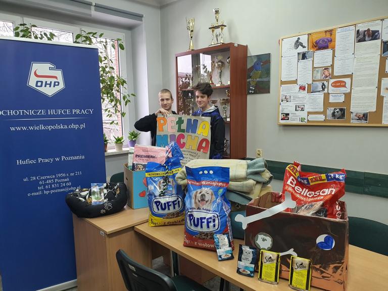 Hufiec Pracy w Poznaniu przekazuje dary schronisku dla bezdomnych zwierząt