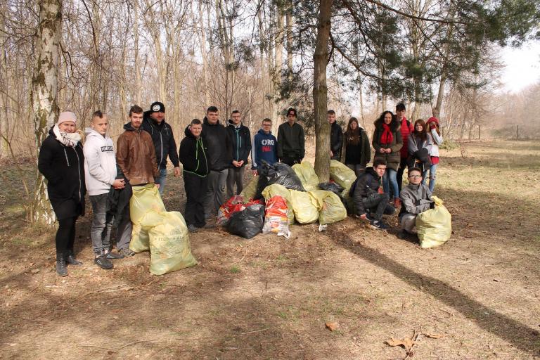 Wiosenne sprzątanie okolicy przez Klub Aktywnych z Szamocina