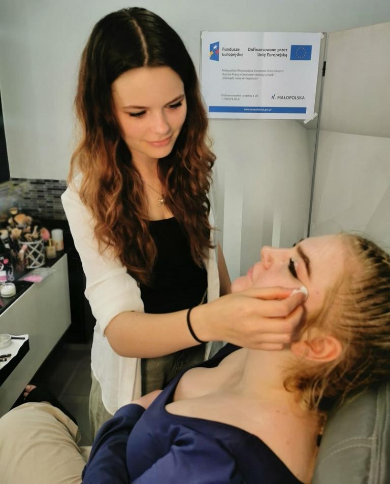 Kurs makijażu z elementami wizażu w ramach projektu „Zdobądź nowe umiejętności” 