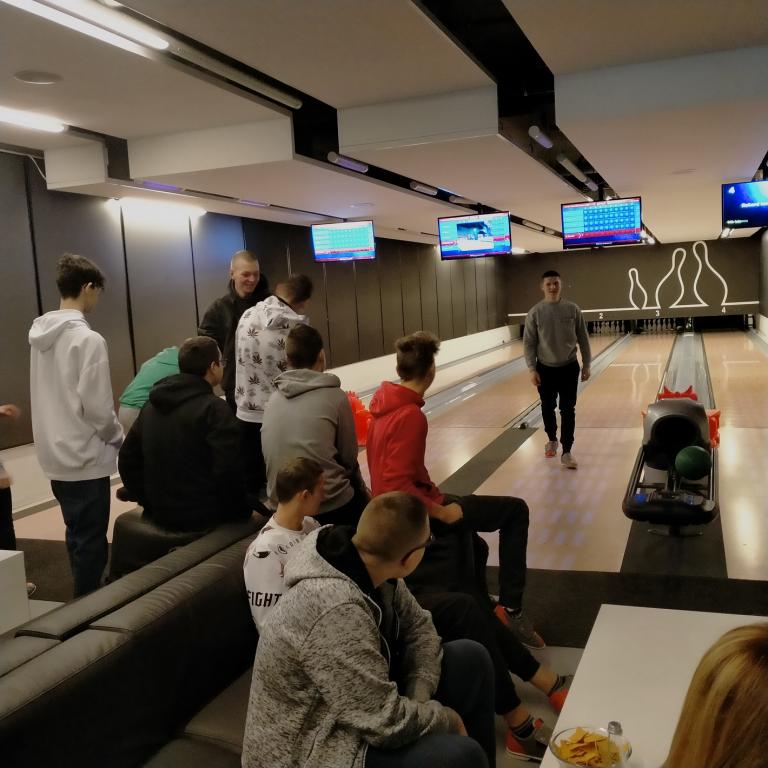Młodzież z Wolsztyna doskonali umiejętności gry w bowling