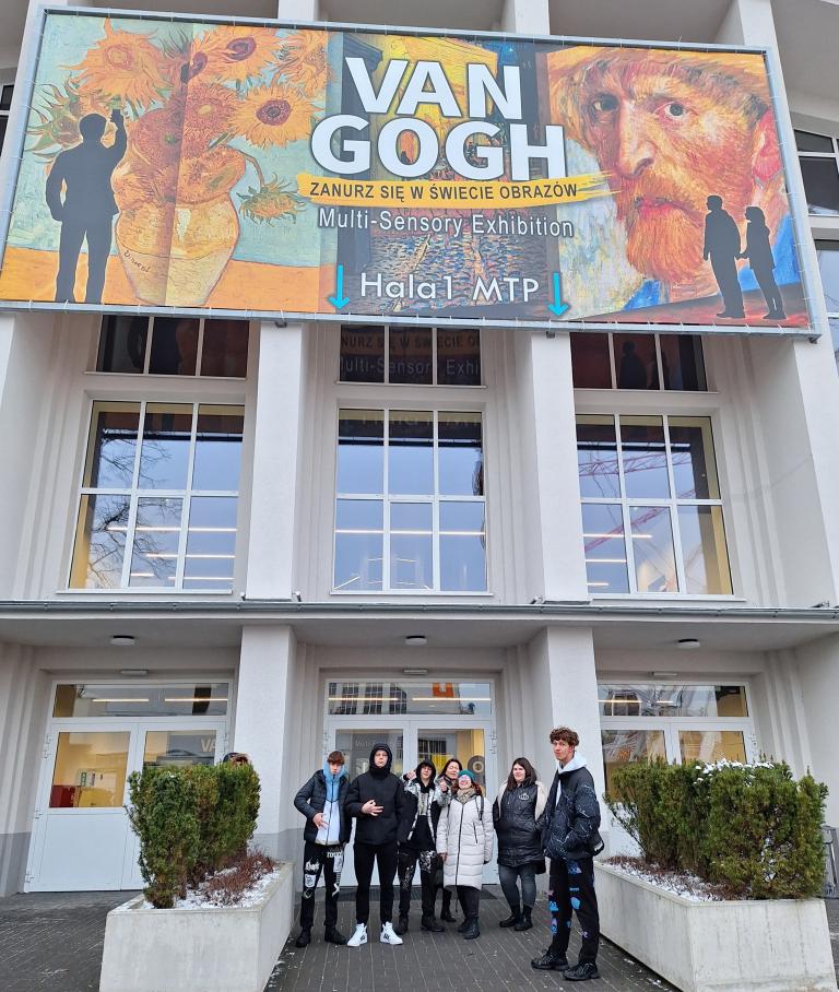 Uczestnicy z Ośrodka Szkolenia i Wychowania w Niechanowie na wystawie Van Gogha