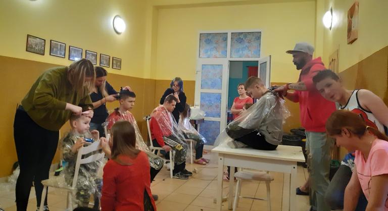 Pomocne dłonie po raz drugi. Uczestniczki Hufca Pracy 5-6 z usługami fryzjerskimi w domu dziecka dla dzieci z Ukrainy