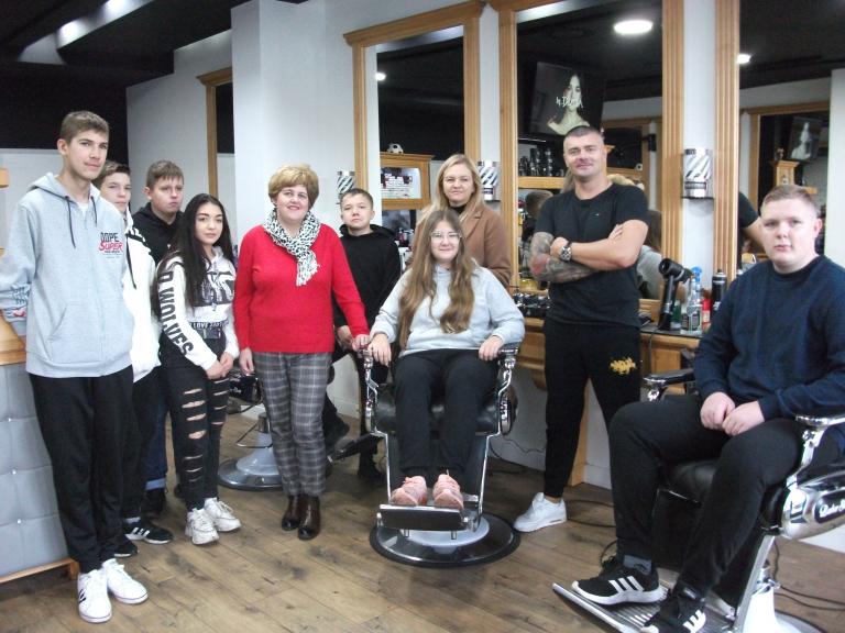 Wizyta studyjna w zakładzie fryzjerskim w Łukowie