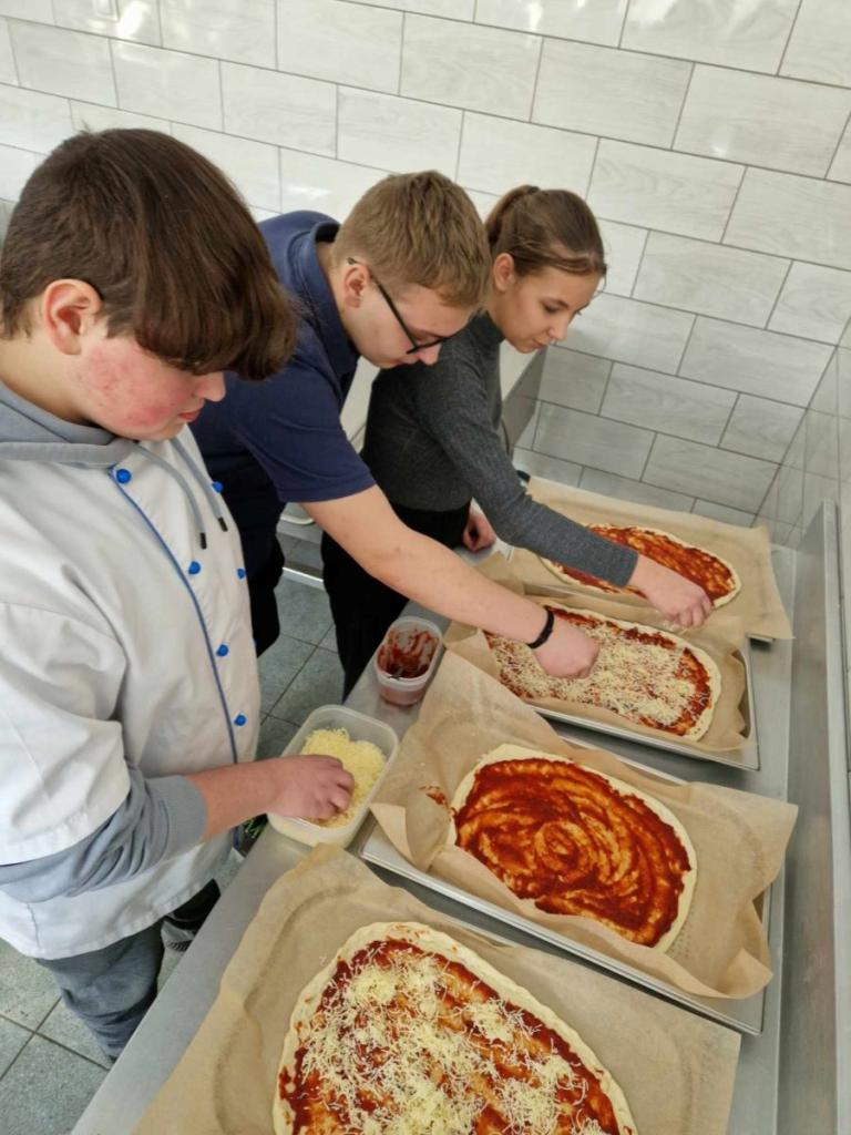 Zajęcia kulinarne w Przemkowskim Hufcu- młodzież przygotowuje zdrowszą wersję pizzy 