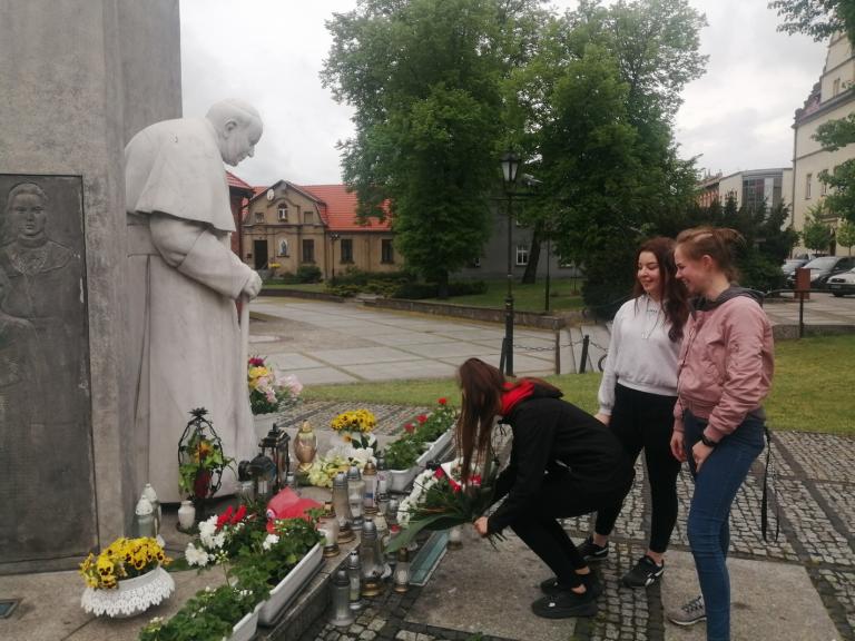 Upamiętnienie 101. rocznicy urodzin Jana Pawła II w Hufcu Pracy we Wrześni