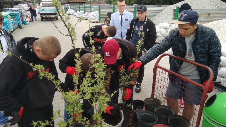 Wyjazd uczestników OSiW w Niechanowie do centrum ogrodniczego