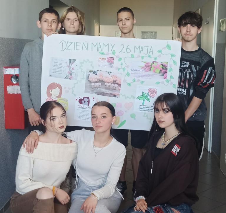 Przygotowania do Dnia Matki w Ośrodku Szkolenia i Wychowania  OHP w Ząbkowicach Śląskich