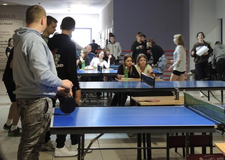Uczestnicy z Nowego Sącza grają w ping-ponga