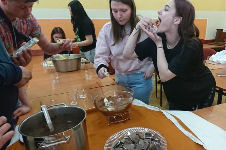 Młodzież z Ośrodka w Mysłakowicach przygotowuje czekoladowe desery