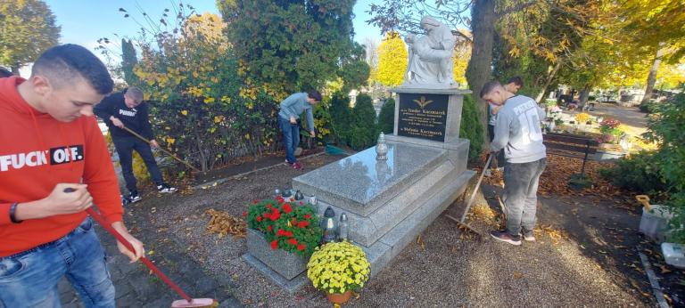 Uczestnicy Hufca Pracy w Krotoszynie porządkują groby