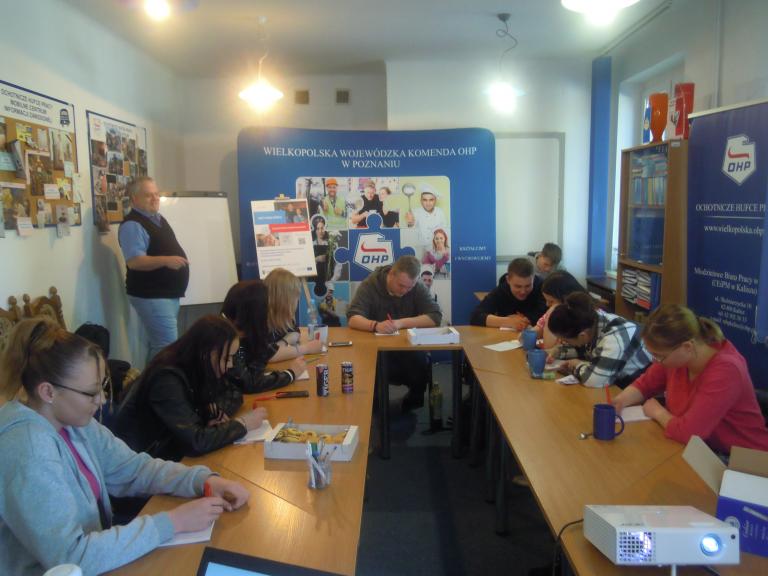 Trening umiejętności społecznych – uczestnicy kaliskiego Hufca Pracy realizują kolejny etap projektu „Aktywni górą!” 