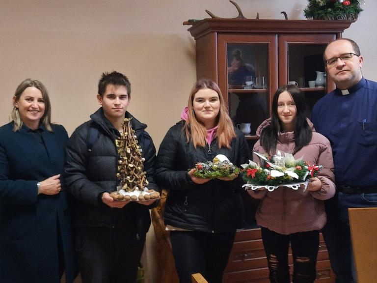 Stroiki świąteczne dla Centrum Medyczno-Charytatywnego Caritas  w Krośnie