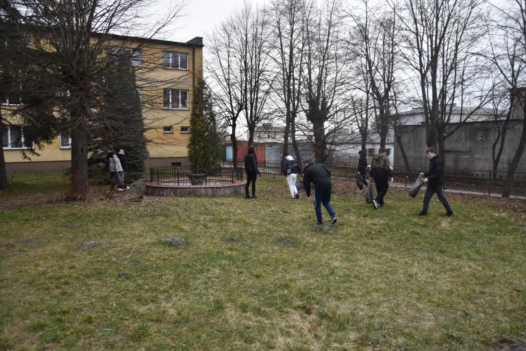 Marcowe sprzątanie w 13-3 Ośrodku Szkolenia i Wychowania w Pińczowie