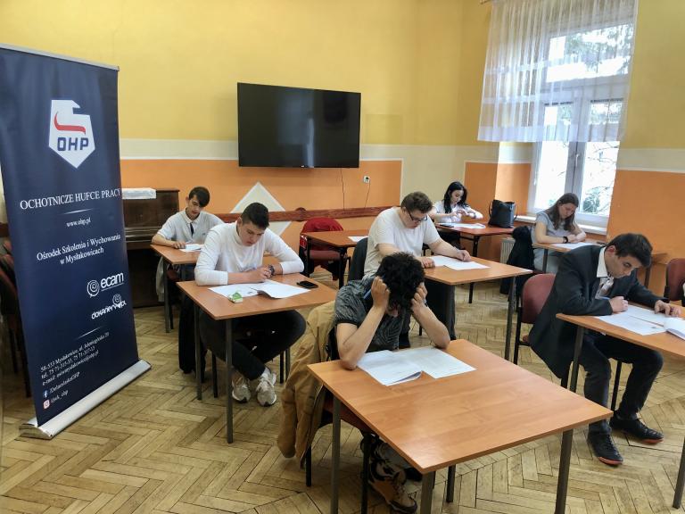Uczestnicy z Ośrodka Szkolenia i Wychowania OHP w Mysłakowicach podczas egzaminu próbnego