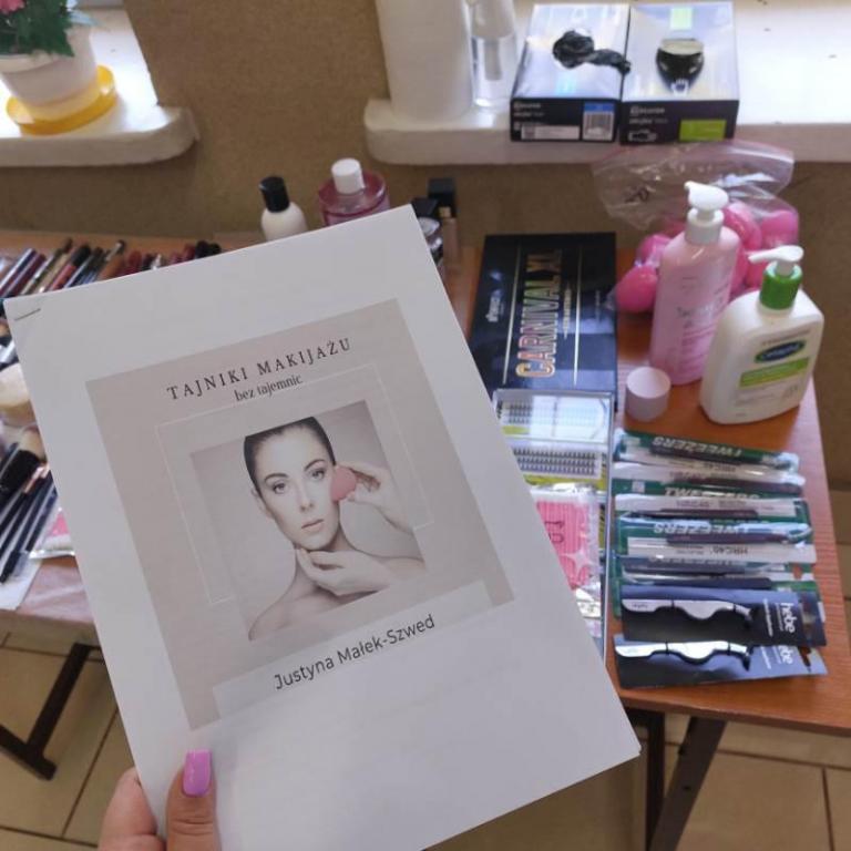 Kurs „ Kosmetyczka z elementami wizażu i stylizacji paznokci” w Kutnie